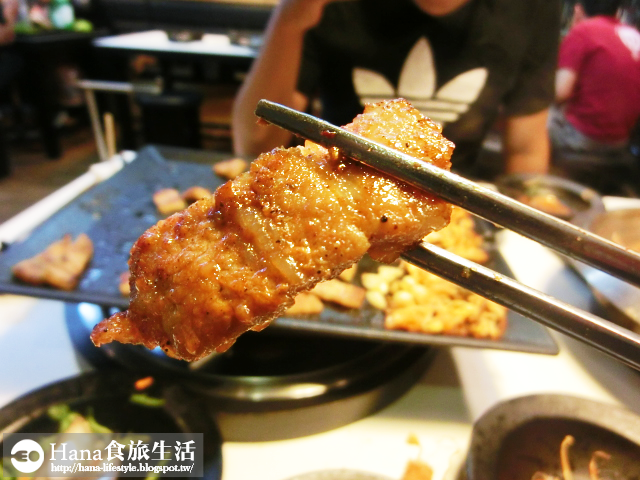 【台北大安】八色烤肉 palsaik | 韓國第一品牌 八種味道五花豬肉 吃到後面有點油膩 生菜、沙拉、泡菜吃到飽 起司炒飯必點