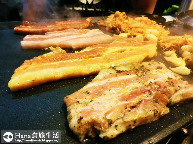 【台北大安】八色烤肉 palsaik | 韓國第一品牌 八種味道五花豬肉 吃到後面有點油膩 生菜、沙拉、泡菜吃到飽 起司炒飯必點