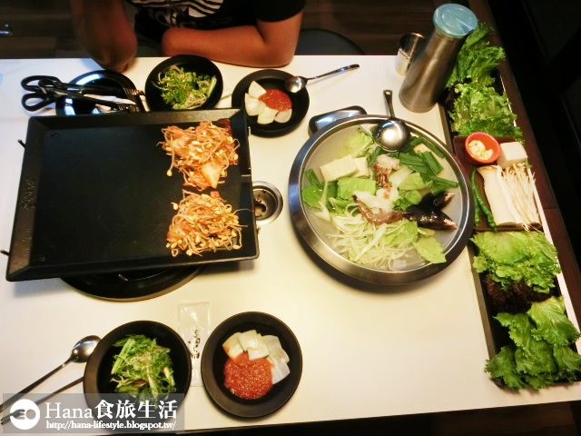 【台北大安】八色烤肉 palsaik | 韓國第一品牌 八種味道五花豬肉 吃到後面有點油膩 生菜、沙拉、泡菜吃到飽 起司炒飯必點