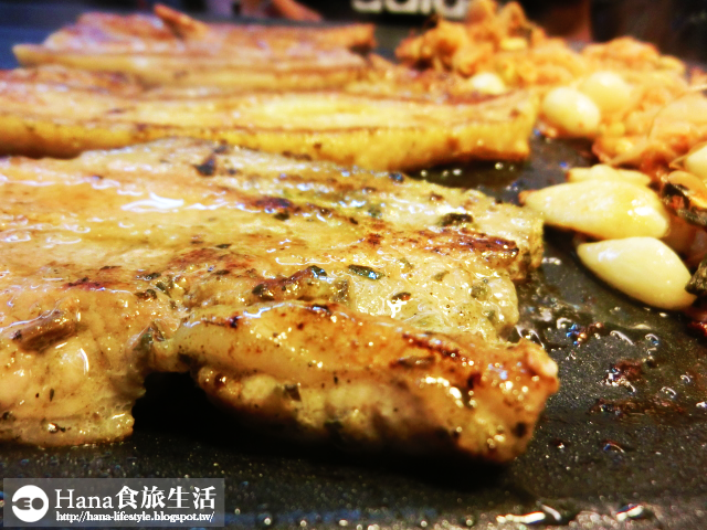 【台北大安】八色烤肉 palsaik | 韓國第一品牌 八種味道五花豬肉 吃到後面有點油膩 生菜、沙拉、泡菜吃到飽 起司炒飯必點
