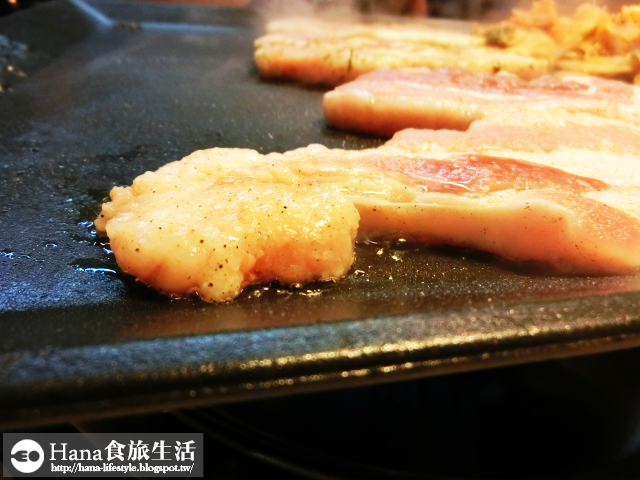 【台北大安】八色烤肉 palsaik | 韓國第一品牌 八種味道五花豬肉 吃到後面有點油膩 生菜、沙拉、泡菜吃到飽 起司炒飯必點
