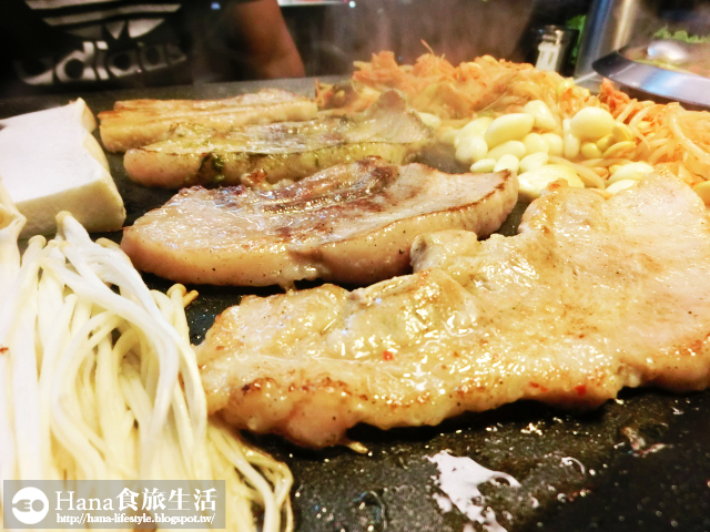 【台北大安】八色烤肉 palsaik | 韓國第一品牌 八種味道五花豬肉 吃到後面有點油膩 生菜、沙拉、泡菜吃到飽 起司炒飯必點