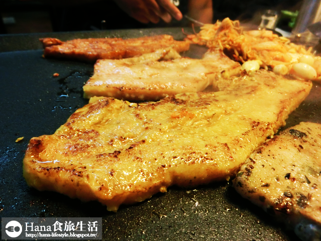 【台北大安】八色烤肉 palsaik | 韓國第一品牌 八種味道五花豬肉 吃到後面有點油膩 生菜、沙拉、泡菜吃到飽 起司炒飯必點