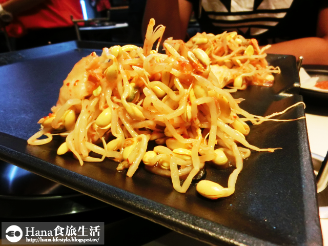 【台北大安】八色烤肉 palsaik | 韓國第一品牌 八種味道五花豬肉 吃到後面有點油膩 生菜、沙拉、泡菜吃到飽 起司炒飯必點