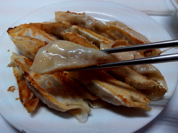 龍蟠鍋貼：【麻豆區】龍蟠鍋貼。鍋貼皮脆餡多，輕輕一咬就肉汁四溢的在地美食