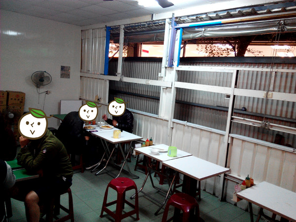 龍蟠鍋貼：【麻豆區】龍蟠鍋貼。鍋貼皮脆餡多，輕輕一咬就肉汁四溢的在地美食