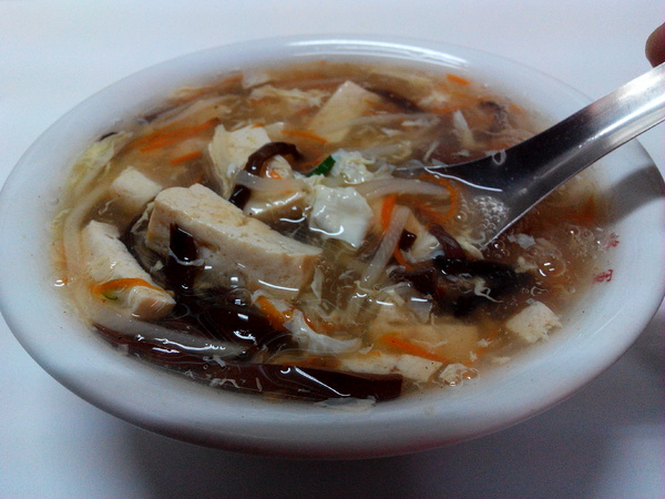 龍蟠鍋貼：【麻豆區】龍蟠鍋貼。鍋貼皮脆餡多，輕輕一咬就肉汁四溢的在地美食