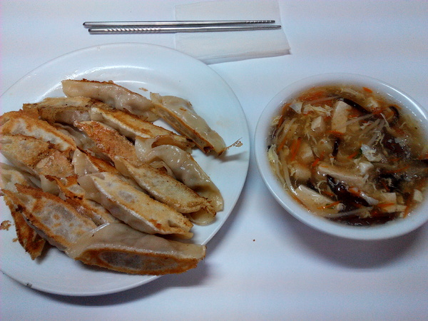 龍蟠鍋貼：【麻豆區】龍蟠鍋貼。鍋貼皮脆餡多，輕輕一咬就肉汁四溢的在地美食