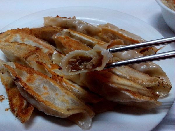 龍蟠鍋貼：【麻豆區】龍蟠鍋貼。鍋貼皮脆餡多，輕輕一咬就肉汁四溢的在地美食