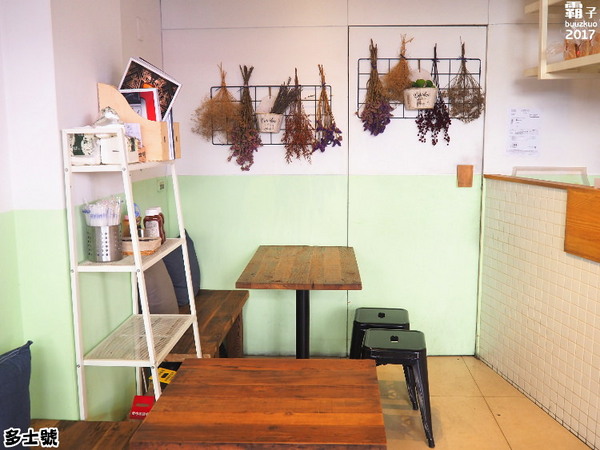 多士號 碳烤土司·紅茶牛奶:多士號碳烤土司,碳火直烤吐司現點現做~香噴噴~