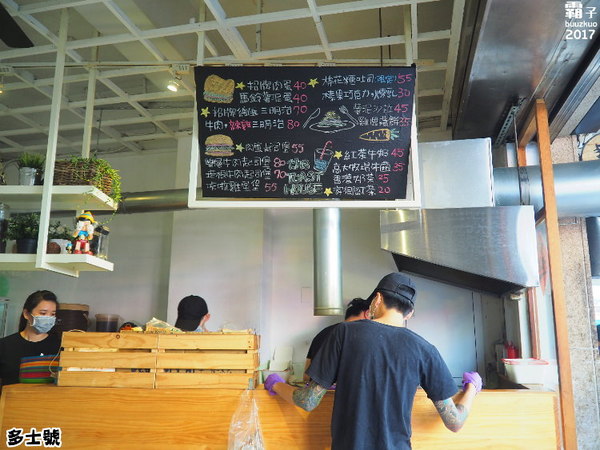 多士號 碳烤土司·紅茶牛奶:多士號碳烤土司,碳火直烤吐司現點現做~香噴噴~