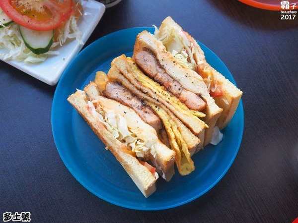 多士號 碳烤土司·紅茶牛奶:多士號碳烤土司,碳火直烤吐司現點現做~香噴噴~