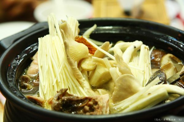 三嘴滷-綜合養生菇雞湯-2.JPG