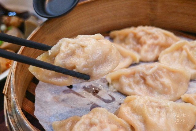 【台中美食】一顆顆飽滿湯汁的蒸餃，拌麵Q彈好嚼勁！平價美味小吃｜蒸餃子