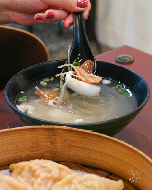 【台中美食】一顆顆飽滿湯汁的蒸餃，拌麵Q彈好嚼勁！平價美味小吃｜蒸餃子