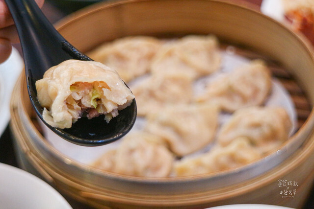 【台中美食】一顆顆飽滿湯汁的蒸餃，拌麵Q彈好嚼勁！平價美味小吃｜蒸餃子