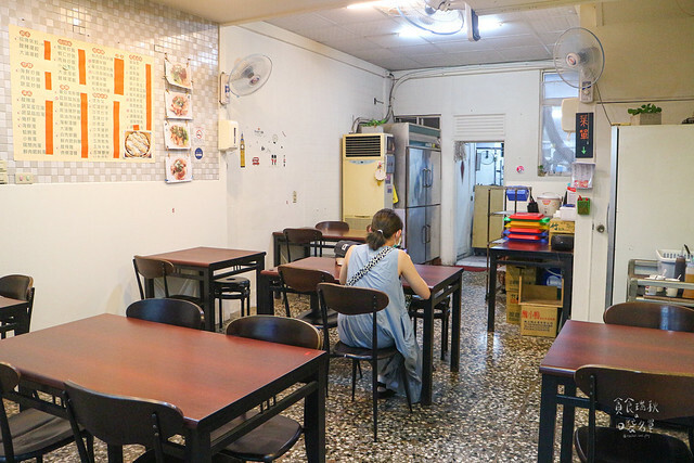 【台中美食】一顆顆飽滿湯汁的蒸餃，拌麵Q彈好嚼勁！平價美味小吃｜蒸餃子