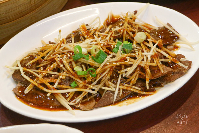 【台中美食】一顆顆飽滿湯汁的蒸餃，拌麵Q彈好嚼勁！平價美味小吃｜蒸餃子