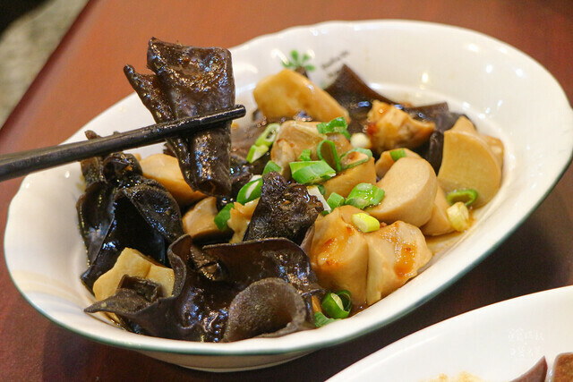 【台中美食】一顆顆飽滿湯汁的蒸餃，拌麵Q彈好嚼勁！平價美味小吃｜蒸餃子