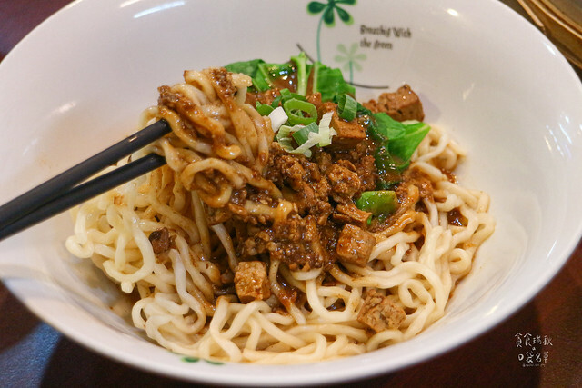 【台中美食】一顆顆飽滿湯汁的蒸餃，拌麵Q彈好嚼勁！平價美味小吃｜蒸餃子