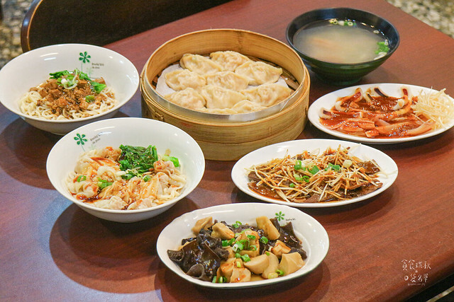 【台中美食】一顆顆飽滿湯汁的蒸餃，拌麵Q彈好嚼勁！平價美味小吃｜蒸餃子