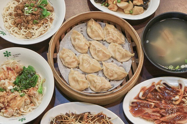 【台中美食】一顆顆飽滿湯汁的蒸餃，拌麵Q彈好嚼勁！平價美味小吃｜蒸餃子