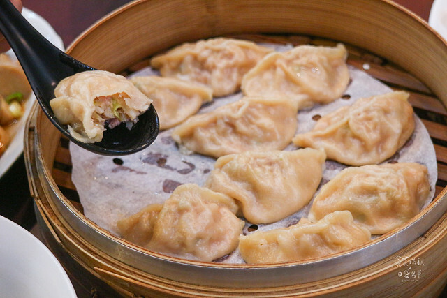 【台中美食】一顆顆飽滿湯汁的蒸餃，拌麵Q彈好嚼勁！平價美味小吃｜蒸餃子