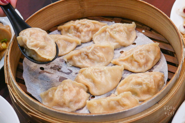 【台中美食】一顆顆飽滿湯汁的蒸餃，拌麵Q彈好嚼勁！平價美味小吃｜蒸餃子