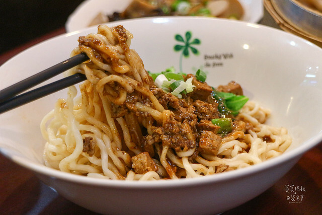 【台中美食】一顆顆飽滿湯汁的蒸餃，拌麵Q彈好嚼勁！平價美味小吃｜蒸餃子