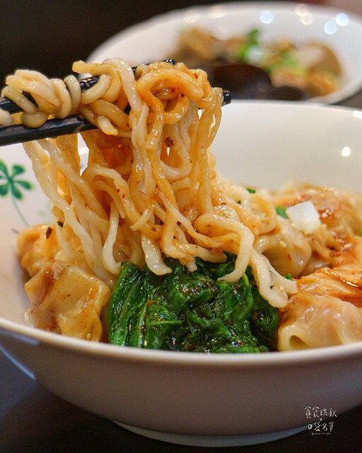 【台中美食】一顆顆飽滿湯汁的蒸餃，拌麵Q彈好嚼勁！平價美味小吃｜蒸餃子
