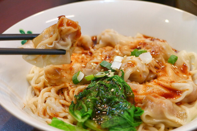 【台中美食】一顆顆飽滿湯汁的蒸餃，拌麵Q彈好嚼勁！平價美味小吃｜蒸餃子