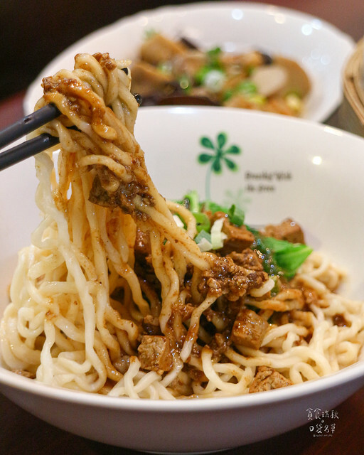 【台中美食】一顆顆飽滿湯汁的蒸餃，拌麵Q彈好嚼勁！平價美味小吃｜蒸餃子