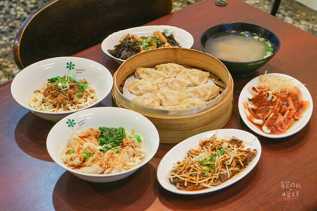 【台中美食】一顆顆飽滿湯汁的蒸餃，拌麵Q彈好嚼勁！平價美味小吃｜蒸餃子