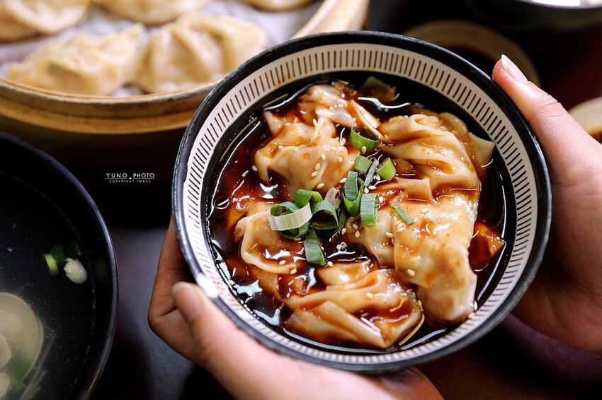 只有在地人才知道的美味蒸餃！滷味加秘製辣椒神好吃｜蒸餃子(台中南屯美食)　