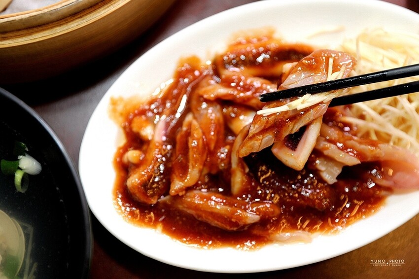 只有在地人才知道的美味蒸餃！滷味加秘製辣椒神好吃｜蒸餃子(台中南屯美食)　