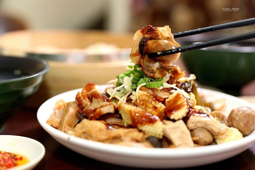 只有在地人才知道的美味蒸餃！滷味加秘製辣椒神好吃｜蒸餃子(台中南屯美食)　