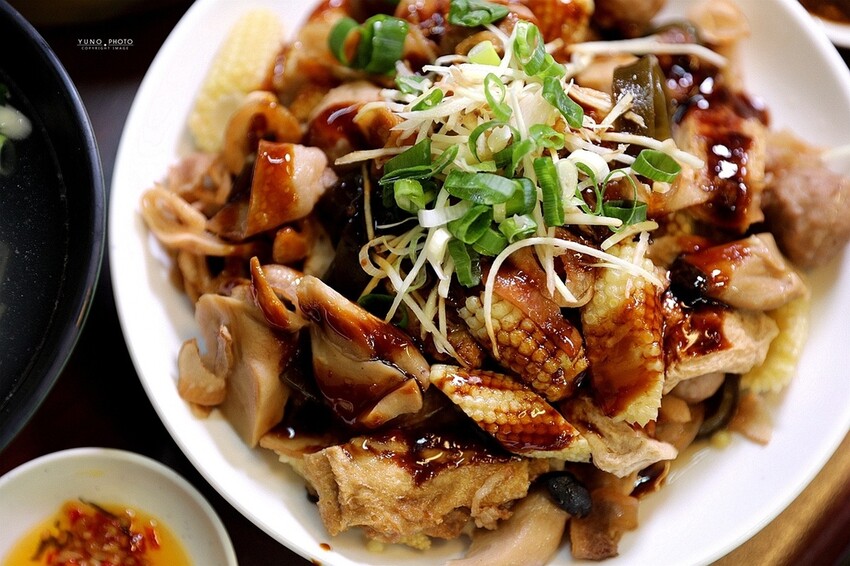 只有在地人才知道的美味蒸餃！滷味加秘製辣椒神好吃｜蒸餃子(台中南屯美食)　