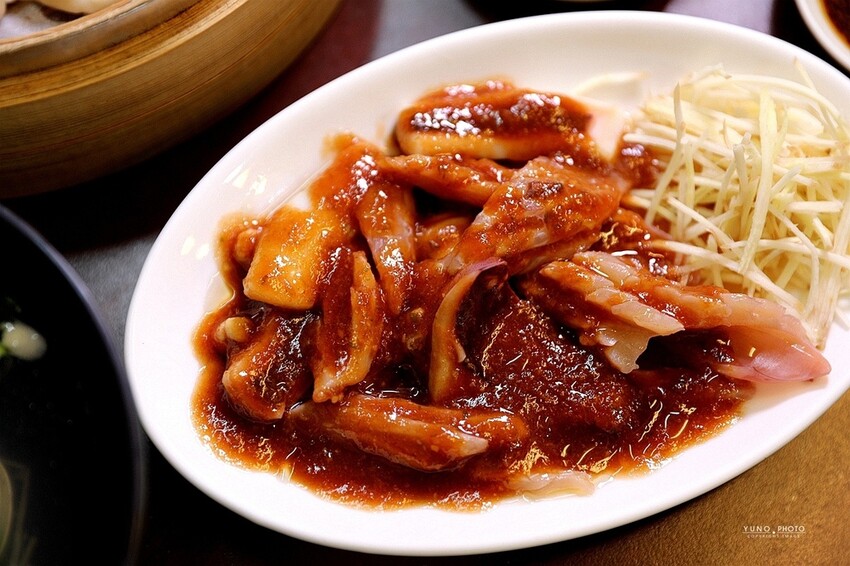 只有在地人才知道的美味蒸餃！滷味加秘製辣椒神好吃｜蒸餃子(台中南屯美食)　