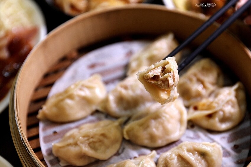 只有在地人才知道的美味蒸餃！滷味加秘製辣椒神好吃｜蒸餃子(台中南屯美食)　