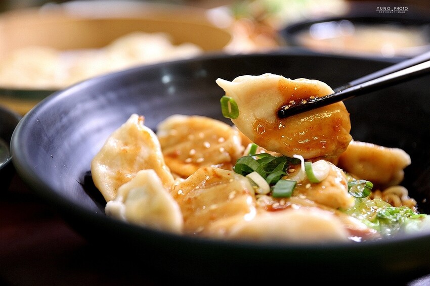 只有在地人才知道的美味蒸餃！滷味加秘製辣椒神好吃｜蒸餃子(台中南屯美食)　