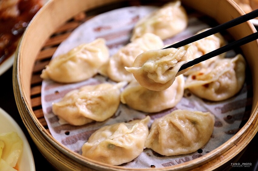 只有在地人才知道的美味蒸餃！滷味加秘製辣椒神好吃｜蒸餃子(台中南屯美食)　