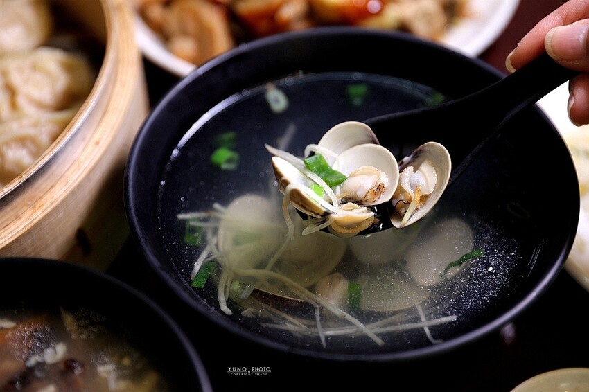 只有在地人才知道的美味蒸餃！滷味加秘製辣椒神好吃｜蒸餃子(台中南屯美食)　