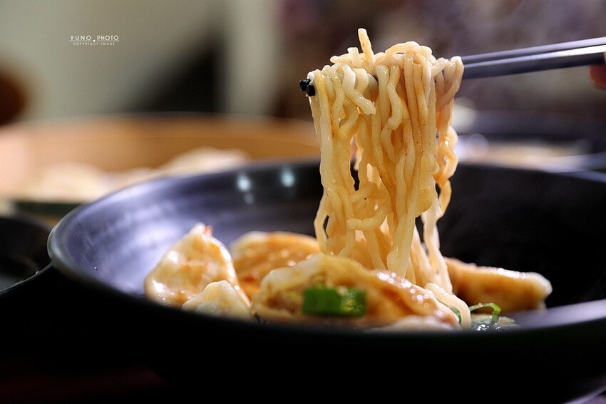 只有在地人才知道的美味蒸餃！滷味加秘製辣椒神好吃｜蒸餃子(台中南屯美食)　