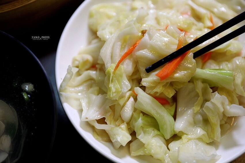 只有在地人才知道的美味蒸餃！滷味加秘製辣椒神好吃｜蒸餃子(台中南屯美食)　