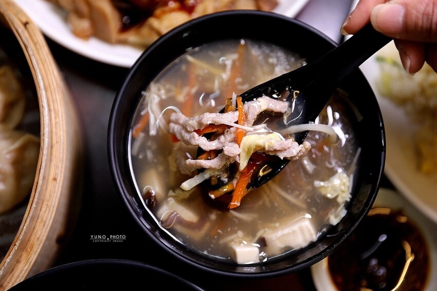 只有在地人才知道的美味蒸餃！滷味加秘製辣椒神好吃｜蒸餃子(台中南屯美食)　