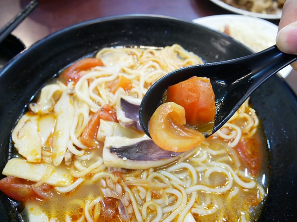 蒸餃子：蒸餃子-台中平價小吃  東興路上麵食館  餃子、湯麵、小菜都便宜又好吃  晚餐不知道吃什麼？  何不來試試