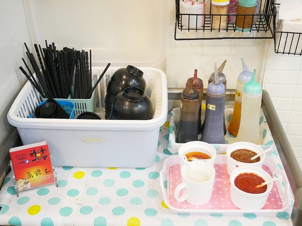 蒸餃子：蒸餃子-台中平價小吃  東興路上麵食館  餃子、湯麵、小菜都便宜又好吃  晚餐不知道吃什麼？  何不來試試