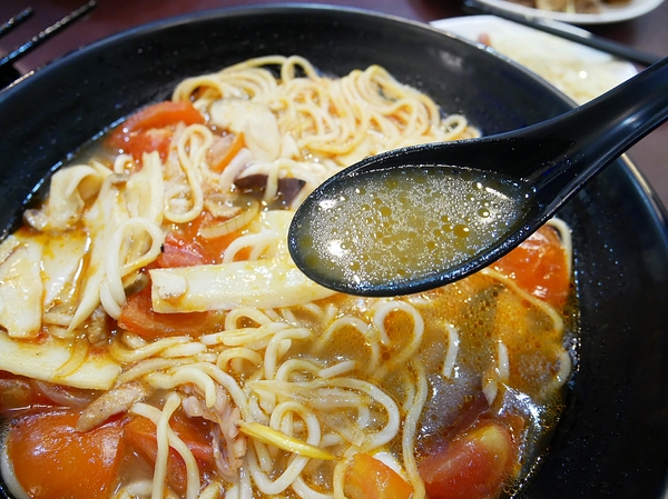 蒸餃子：蒸餃子-台中平價小吃  東興路上麵食館  餃子、湯麵、小菜都便宜又好吃  晚餐不知道吃什麼？  何不來試試