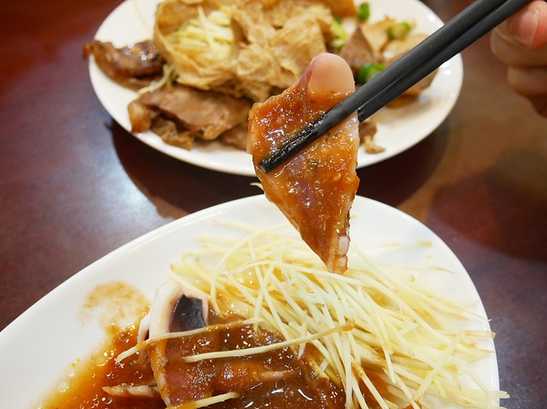 蒸餃子：蒸餃子-台中平價小吃  東興路上麵食館  餃子、湯麵、小菜都便宜又好吃  晚餐不知道吃什麼？  何不來試試