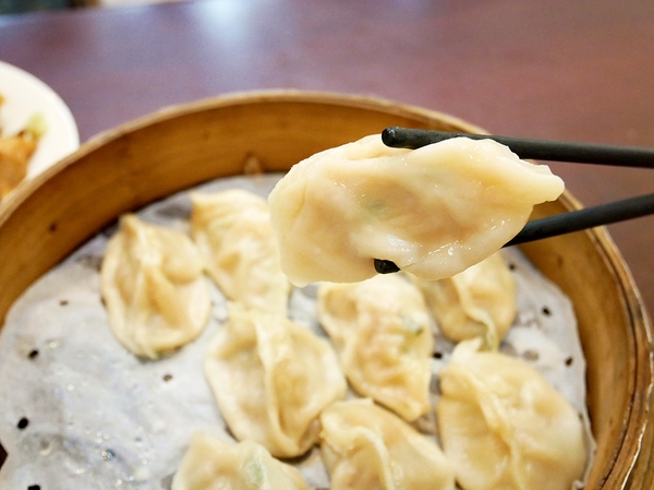 蒸餃子：蒸餃子-台中平價小吃  東興路上麵食館  餃子、湯麵、小菜都便宜又好吃  晚餐不知道吃什麼？  何不來試試
